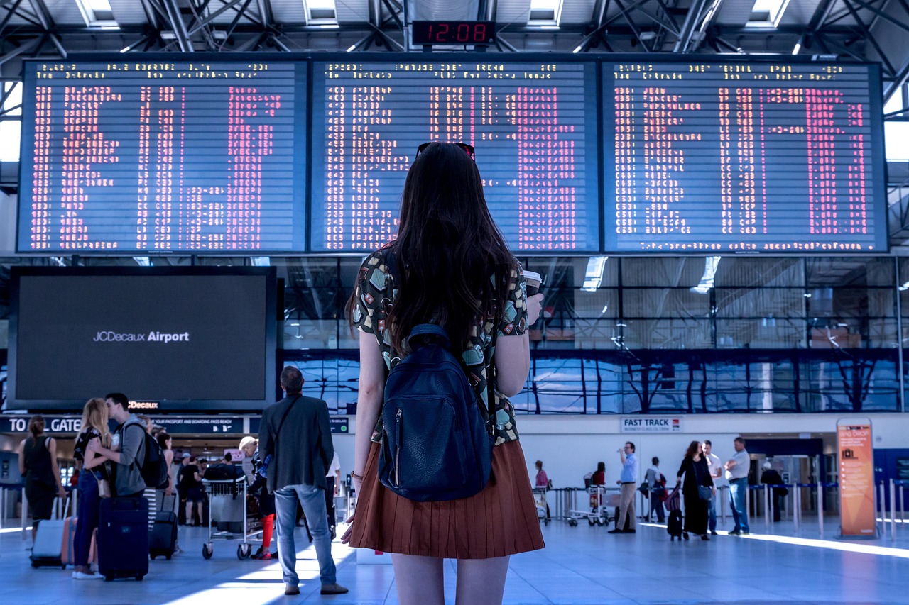 What problems does a traveler face when they can't find a hotel room at the last minute?