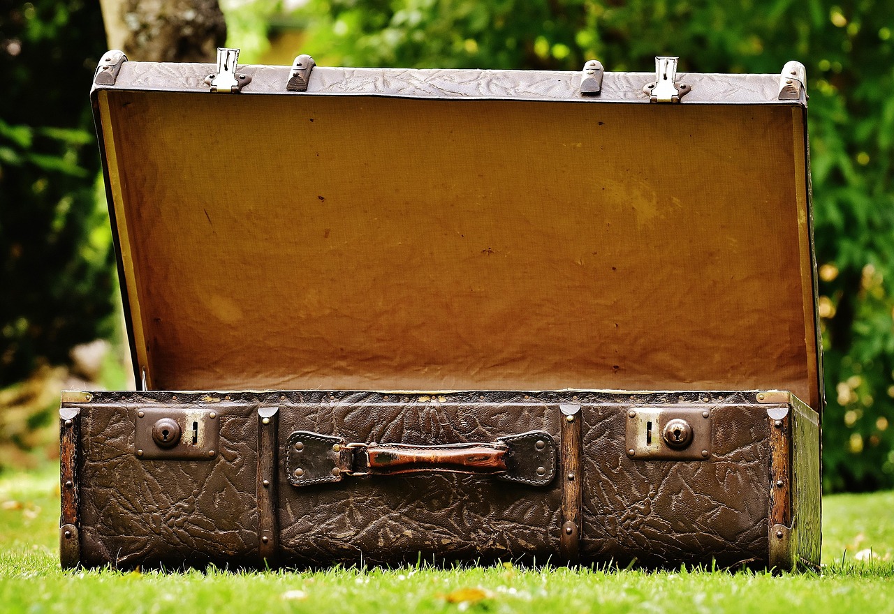 What to Pack in a "Last Second Baggage": The Checklist for a 10-Minute Getaway